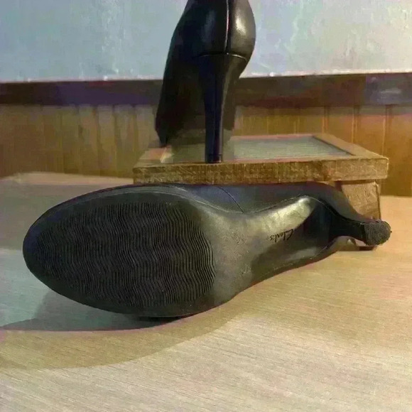 Clark’s Collection “Adriel Viola” Black Leather Heels - Picture 6 of 6